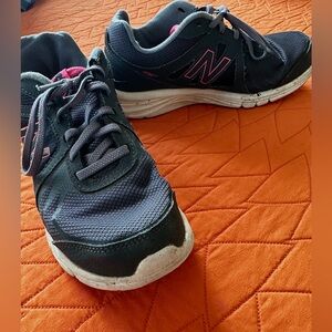 NEW BALANCE 496 CUSH BREAST CANCER SIZE 8